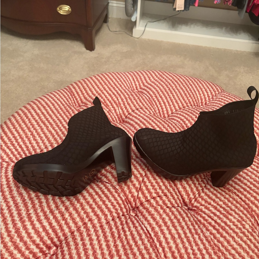 Elegant Black Textured Heeled Boots